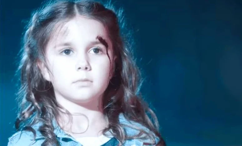 Alexa Grace Arlett as young Vanessa - Van Helsing