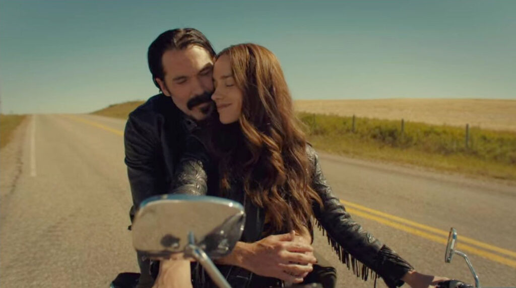 Melanie Scrofano as Wynonna and Tim Rozon as Doc Holliday - Wynonna Earp 412