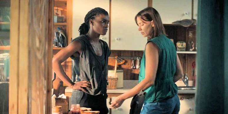 Ashley Romans as Agent 355 and Kristen Gutoskie as Sonia – Y: The Last Man – 109