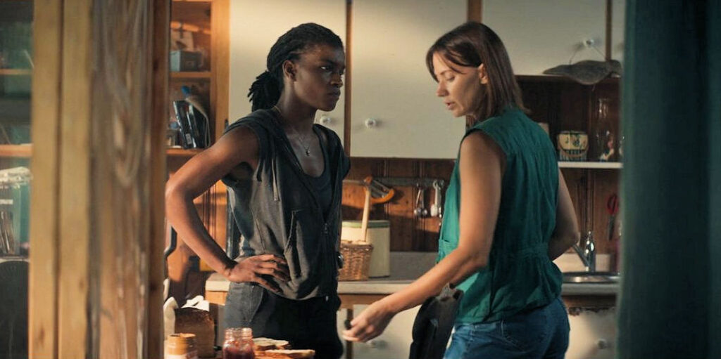 Ashley Romans as Agent 355 and Kristen Gutoskie as Sonia - Y: The Last Man - 109