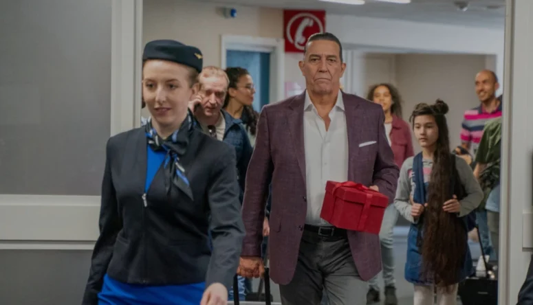 Eamon Cunningham (Ciarán Hinds) arrives in Spain - Kin 108