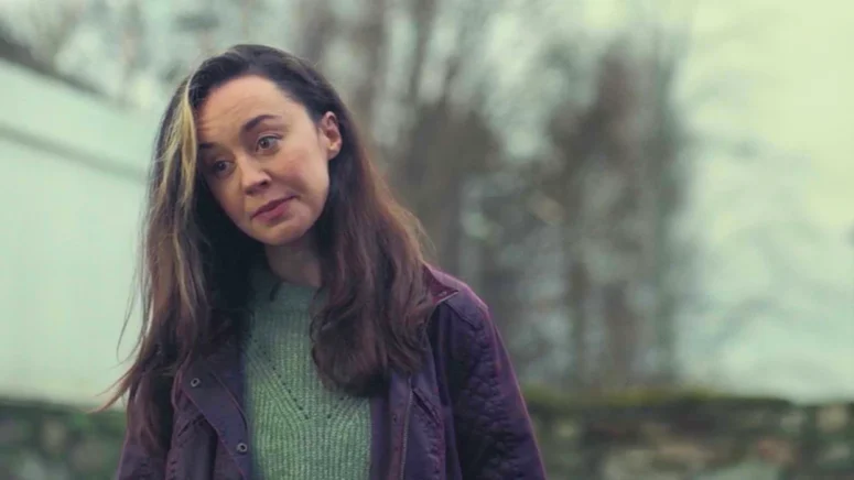 Monica Butler (Kim Stanley Brennan) hands Michael a restraining order - Kin 107