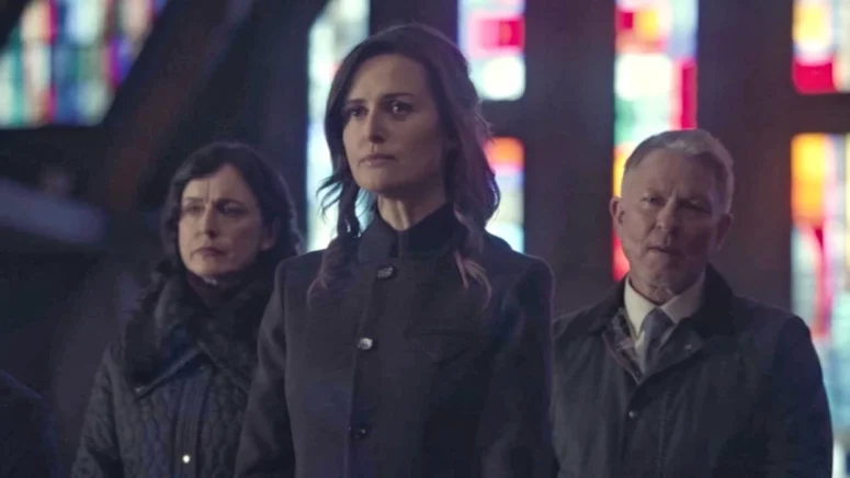 Amanda (Claire Dunne) and her parents (played by Rachel Dowling and Connor Mullin) - Kin 108