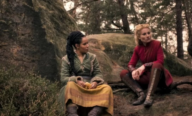 Nynaeve (Zoë Robins) and Liandrin Guirale (Kate Fleetwood)