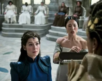 Keeper of the Chronicles Leane Sharif (Jennifer Cheon Garcia) presents the Oath Rod on which Moiraine (Rosamund Pike) will swear fealty.