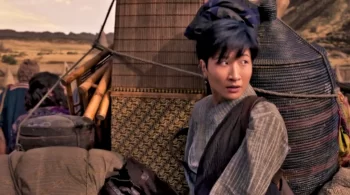 Min Farshaw (Kae Alexander) leaves Fal Dara before the battle, on the back of a wagon - The Wheel of Time 108