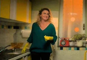 Lucia Maschino as Alice's mom Gabriella Gianmatteo = Bang Bang Baby 101