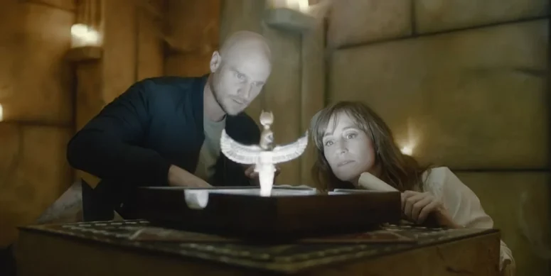 Nicolas Gob as Antoine Verlay and Eleonore Bernheim as Florence Chassagne examining a clue in 'The Curse of Osiris' - The Art of Crime 303