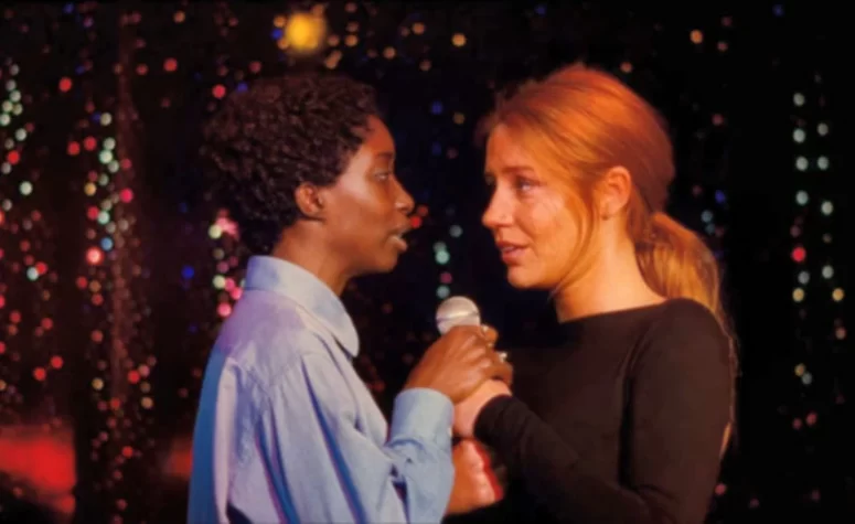 Adele Exarchopoulos as Joanne and Swala Emati as Julia - The Five Devils