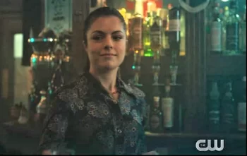 Kari Corbett as Iona the Bartender - Der Schwarm