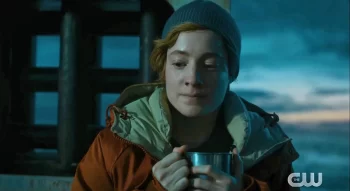 Leonie Benesch as Charlie Wagner on deck with a mug of tea - Der Schwarm