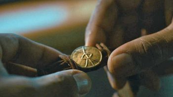 Leon's medallion - The Swarm - episode 106