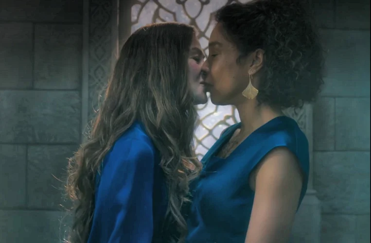 Sophie Okenedo as Siuan and Rosamund Pike as Moiraine - The Wheel of Time 207