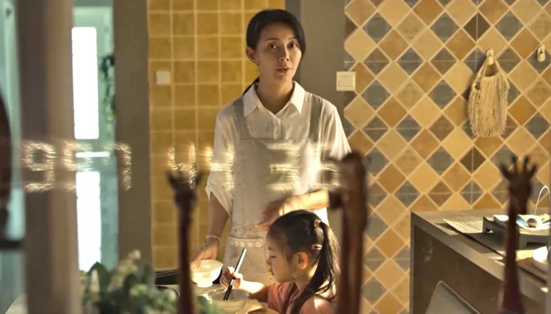 Wang’s wife Li Yao (Liu Min) with their daughter Doudou (Cai Ying Ying) as seen by Wang with the countdown superimposed.