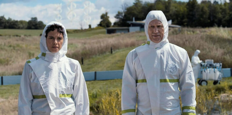 Emily (Tattiawana Jones) and Tom (Reed Diamond) arrive at Darros' farm - Orphan Black Ecchoes 102