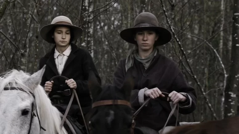 Michelle Creber as Kelly and Matreya Scarrwener as her sister Robin - Strange Empire