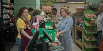 Lucille (Loren Loubser) and Tannie Elna (Martelize Kolver) gossip at Dorrette's Deli - Recipes for Love and Murder