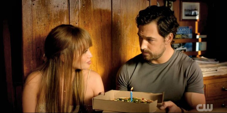 Max (Vanessa Morgan) hands Cole (Giacomo Giannioteti) a birthday pizza with candle - Wild cards 203