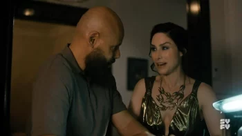 Joy Tanner as Rochelle Decker - SurrealEstate