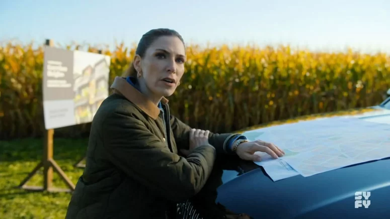 Sarah Levy as Susan Ireland - SurrealEstate - 303