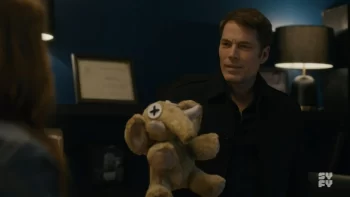 Luke (Tim Rozon) with Elvis the Elephant - SurrealEstate