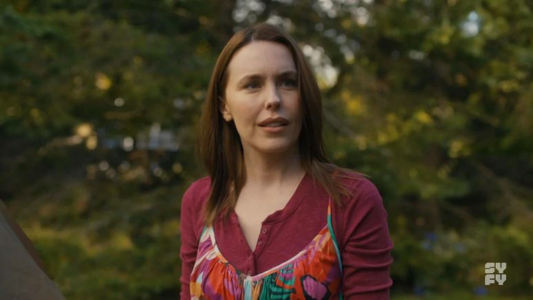 Kirsten Comerford as Jan Lowry - SurrealEstate - 305