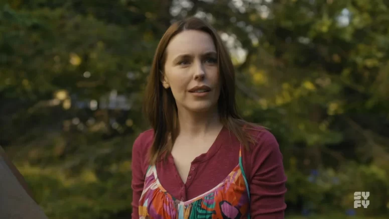 Kirsten Comerford as Jan Lowry - SurrealEstate - 305