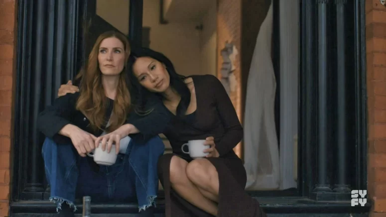 Susan (Sarah Levy) and Clytemnestra (Elena Juatco) - SurrealEstate 308