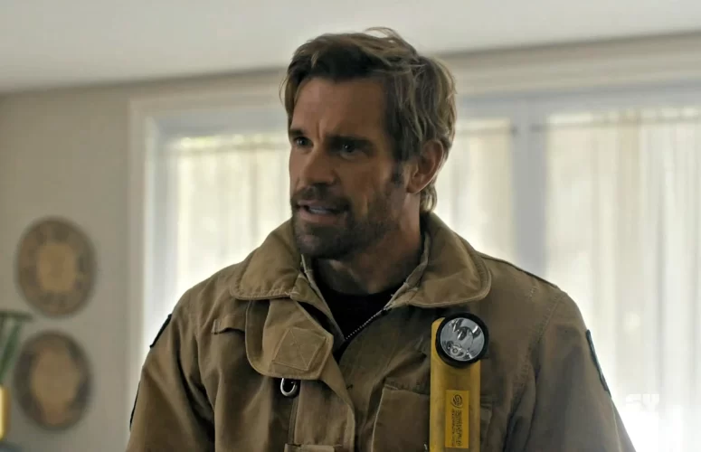 Stephen Huszar as Crash Newberg - SurrealEstate