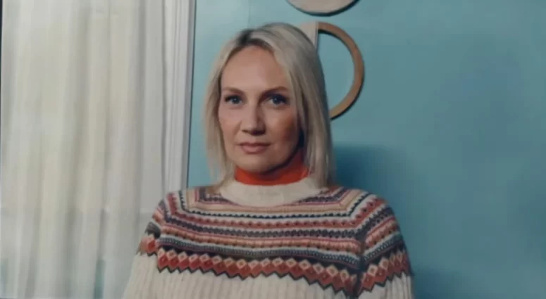 Sarah Cleveland as Stephanie Clifford - SurrealEstate