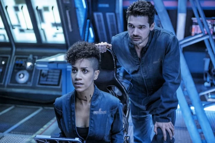 Dominique Tipper and Steven Strait in THE EXPANSE