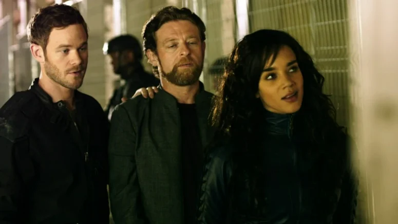 Johnny (Aaron Ashmore) and Dutch (Hannah John Kamen) deliver Corin Jeers (Dmitry Chepovetsky) to authorities in Old Town - Killjoys 101