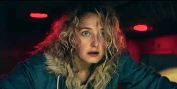 Ine Marie Wilmann as Nora Tidemann watching the battle from the helicopter - Troll 2