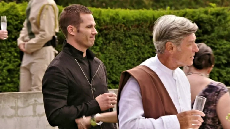 D'avin Jaqobis (Luke Macfarlane) on Qresh. The other man in the picture might be Andrew Gillies, who appears in episode 205 as Weymer Simms