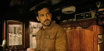 Cole (Giacomo Gianniotti) sails away alone - Wild Cards 213