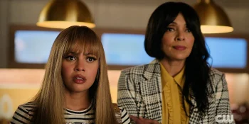 Vanessa Morgan as Max Mitchell and Tamara Taylor as her mother Vivienne - Wild Cards 301