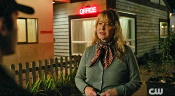 Motel manager Sharon Bailey (Belinda Metz) - Wild Cards 306