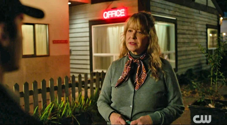 Motel manager Sharon Bailey (Belinda Metz) - Wild Cards 306