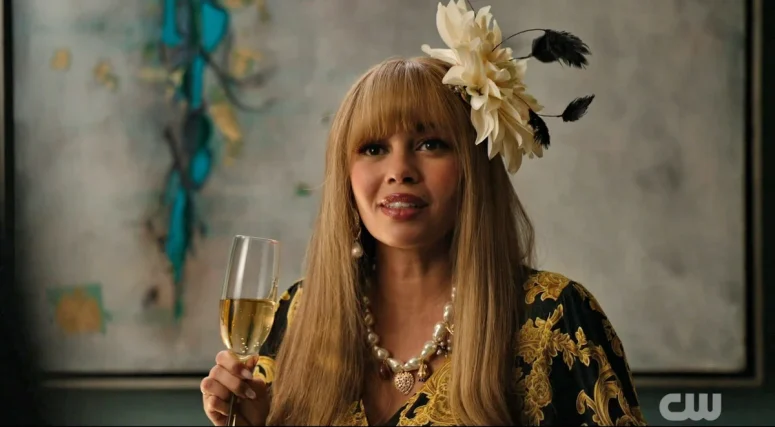 Vanessa Morgan as Max Mitchell undercover - Wild Cards 305