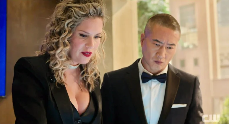 Detective Yates (Amy Goodmurphy) and Chief Patrick Lee (Terry Chen) - Wild Cards 308