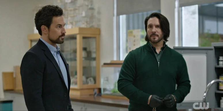 Cole (Giacomo Gianniotti) interviews Grant the science teacher (Andrew Zachar) - Wild Cards 309