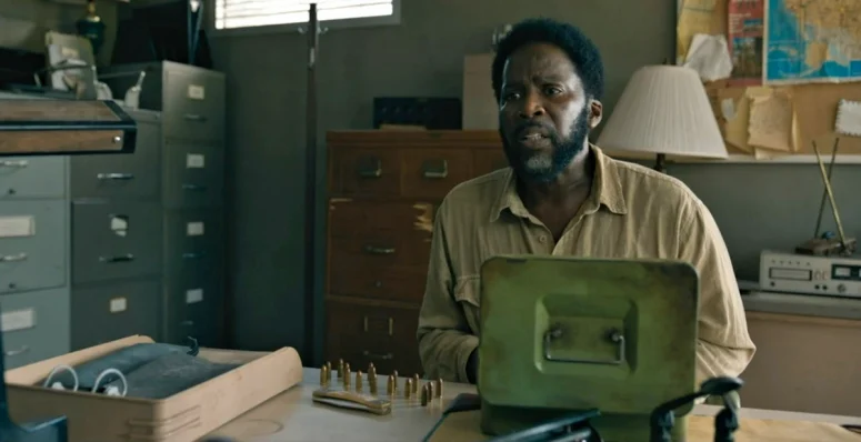 Boyd (Harold Perrineau) counts his bullets - From 401