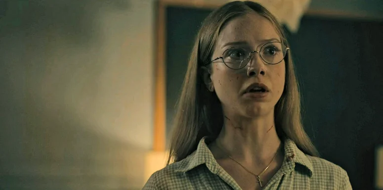 Julia Doyle as Sophia - From 401