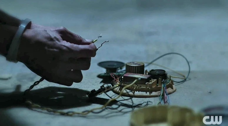 Phone improvised by Veronica - Wild Cards 308