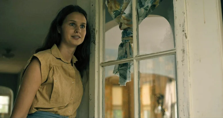 Avery Konrad as Sarah - From 403