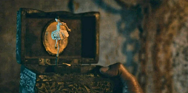 The ballerina on the music box - From 202