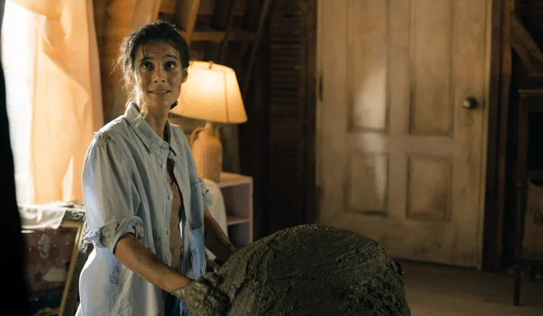 Fatima (Pegah Ghafoori) in the midst of sculpting a golem - From 404