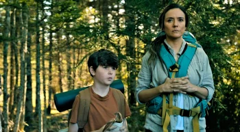 Ethan (Simon Webster) and Tabitha (Catalina Sandino Moreno) at the settlement - From 404