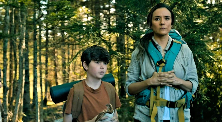 Ethan (Simon Webster) and Tabitha (Catalina Sandino Moreno) at the settlement - From 404