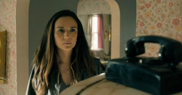 Tabitha (Catalina Sandino Moreno) and the phone - From 408